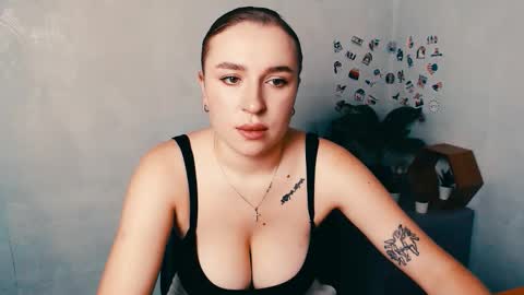 Snapshot of _julianaini_ chatting on 11/12/25, 10:04 Jolia online show from 11/12/25, 10:04