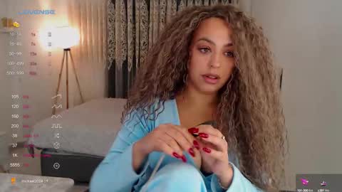 Snapshot of _just_a_queen_3 chatting on 10/01/25, 09:37 _just_a_queen_3 online show from 10/01/25, 09:37