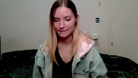 _kikiclark_ online show from 10/12/25, 08:41