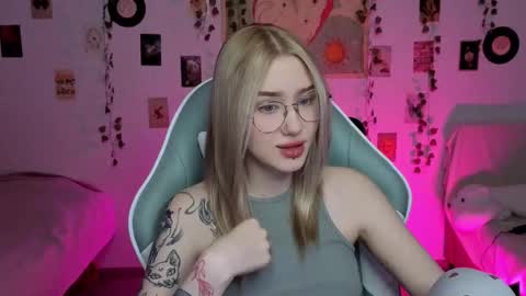 Snapshot of _kitekat_ chatting on 11/13/25, 12:37 _kitekat_ online show from 11/13/25, 12:37