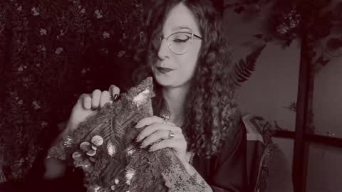 Snapshot of _lady_luna_ chatting on 12/16/24, 02:04 Lady Luna online show from 12/16/24, 02:04