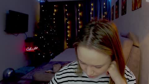 _lalune_ online show from 12/01/24, 06:08