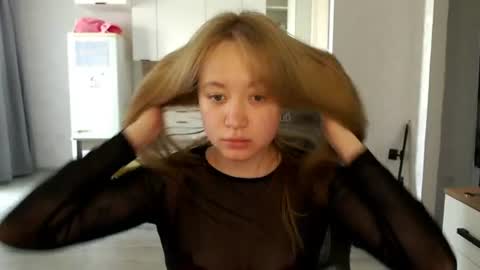 _lalune_ online show from 06/19/26, 09:02