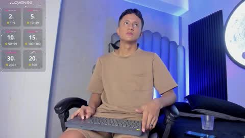 Snapshot of _leohot_ chatting on 11/04/25, 03:27 _leohot_ online show from 11/04/25, 03:27