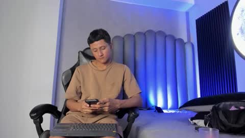 Snapshot of _leohot_ chatting on 11/08/25, 04:01 _leohot_ online show from 11/08/25, 04:01