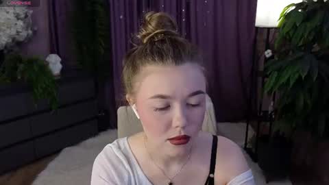 _liilcrystal_ online show from 06/25/26, 07:40