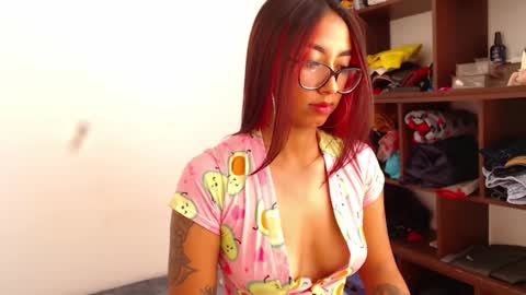 _loreana_ online show from 11/19/25, 04:29