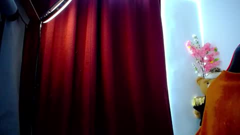 Snapshot of _luna10 chatting on 12/13/25, 09:42 _luna10 online show from 12/13/25, 09:42