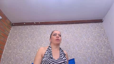 Snapshot of _luna_caliente chatting on 01/11/25, 06:03 Luna online show from 01/11/25, 06:03