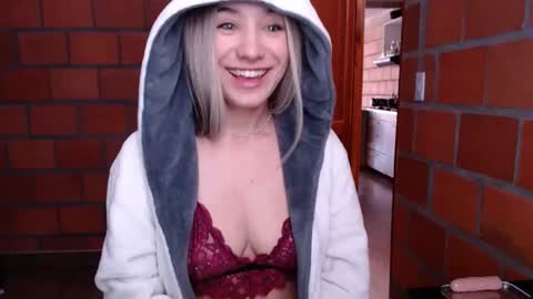 Snapshot of _lunablondie_ chatting on 12/12/24, 04:32 _lunablondie_ online show from 12/12/24, 04:32