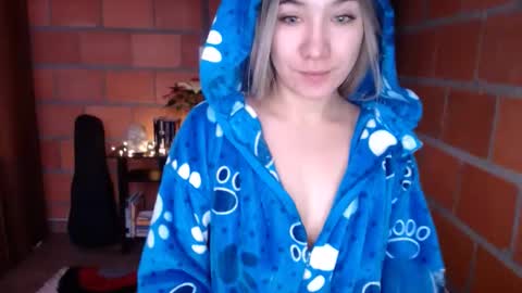 Snapshot of _lunablondie_ chatting on 01/10/25, 01:52 _lunablondie_ online show from 01/10/25, 01:52