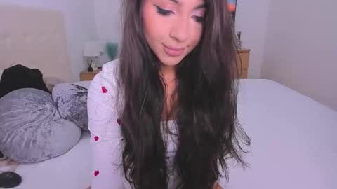 Lynna online show from 12/14/25, 10:47