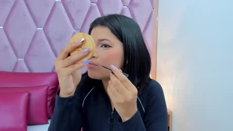 Snapshot of _maskedgirl_ chatting on 12/17/25, 11:49 Nahayo online show from 12/17/25, 11:49