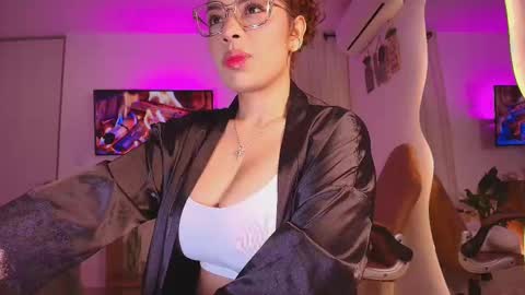 Snapshot of _megan_akbar chatting on 10/01/25, 12:11 Marce  online show from 10/01/25, 12:11