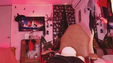 Snapshot of _megan_akbar chatting on 10/21/25, 12:17 Marce  online show from 10/21/25, 12:17