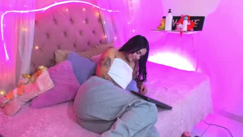 Mia online show from 02/20/25, 10:48