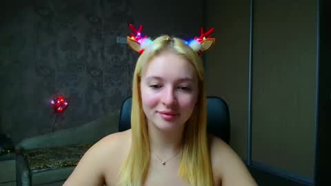 Snapshot of _mila_la_ chatting on 12/18/25, 10:54 Melanie online show from 12/18/25, 10:54