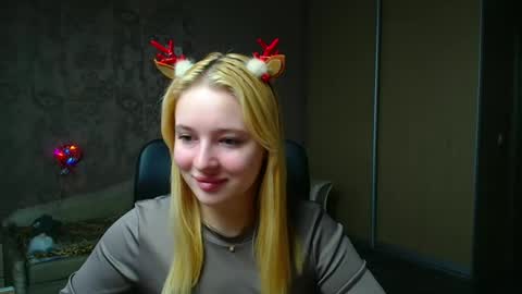 Snapshot of _mila_la_ chatting on 12/19/25, 12:01 Melanie online show from 12/19/25, 12:01