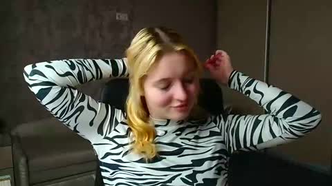 Snapshot of _mila_la_ chatting on 02/25/26, 12:48 Melanie online show from 02/25/26, 12:48