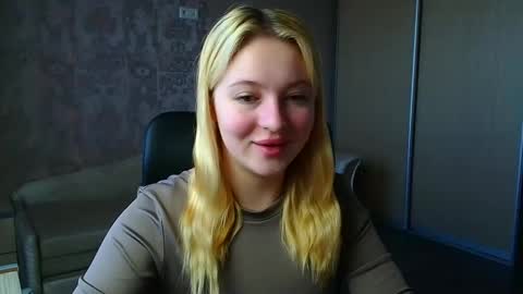 Snapshot of _mila_la_ chatting on 03/02/26, 10:00 Melanie online show from 03/02/26, 10:00