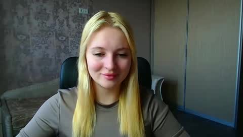 Snapshot of _mila_la_ chatting on 03/11/26, 12:33 Melanie online show from 03/11/26, 12:33