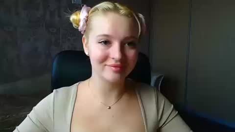 Snapshot of _mila_la_ chatting on 03/13/26, 07:48 Melanie online show from 03/13/26, 07:48