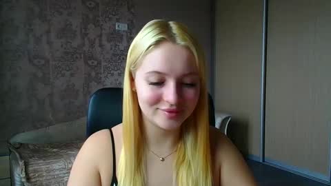Snapshot of _mila_la_ chatting on 03/18/26, 10:18 Melanie online show from 03/18/26, 10:18