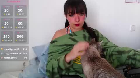 Snapshot of _missshe_ chatting on 02/16/25, 12:32 Sophia Help me get 100 thumbs up online show from 02/16/25, 12:32