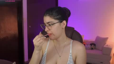 Snapshot of _niah chatting on 05/20/26, 02:07 NiniHelp me by giving my show a thumbs up online show from 05/20/26, 02:07