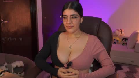 Snapshot of _niah chatting on 05/27/26, 01:57 NiniHelp me by giving my show a thumbs up online show from 05/27/26, 01:57