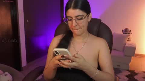 Snapshot of _niah chatting on 06/06/26, 04:17 NiniHelp me by giving my show a thumbs up online show from 06/06/26, 04:17