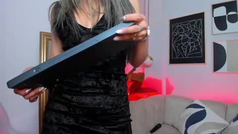 _nicoletteshea_ online show from 05/20/26, 09:54