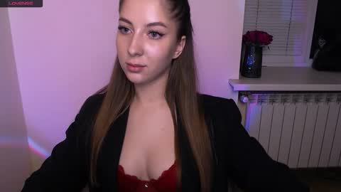 Snapshot of _oliviax_ chatting on 10/11/25, 12:43 Olivia online show from 10/11/25, 12:43