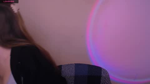Snapshot of _oliviax_ chatting on 11/12/25, 10:37 Olivia online show from 11/12/25, 10:37