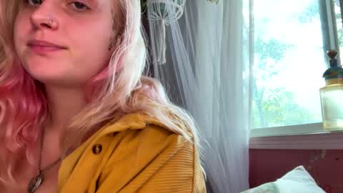 _peaceoutgirlscout_ online show from 10/04/25, 08:07