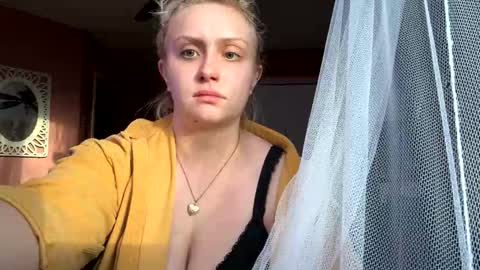 _peaceoutgirlscout_ online show from 11/04/25, 09:58