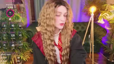 Maisie online show from 10/31/25, 10:44