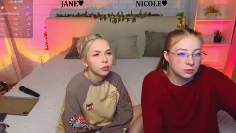 Merlizz Eva Jane Mila Nicole  left to right  online show from 04/28/26, 08:25
