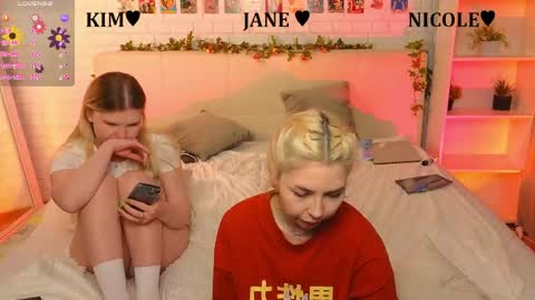 Merlizz Eva Jane Mila Nicole  left to right  online show from 05/27/26, 01:57