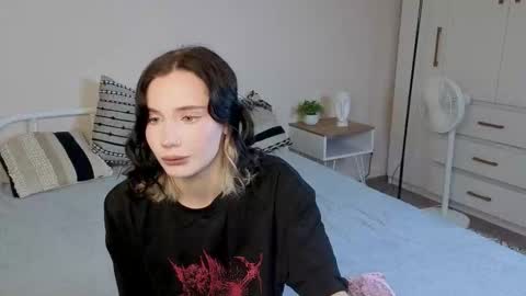 Snapshot of _reverse_gang_ chatting on 09/18/25, 04:25 LISSAPVT IS OPEN online show from 09/18/25, 04:25