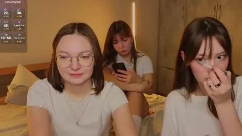 Snapshot of _reverse_gang_ chatting on 10/19/25, 04:51 LISSAPVT IS OPEN online show from 10/19/25, 04:51