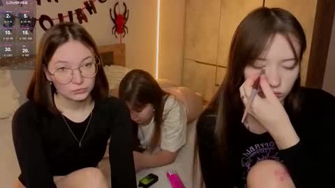 Snapshot of _reverse_gang_ chatting on 10/30/25, 02:35 LISSAPVT IS OPEN online show from 10/30/25, 02:35