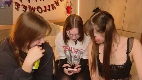 Snapshot of _reverse_gang_ chatting on 10/31/25, 07:26 LISSAPVT IS OPEN online show from 10/31/25, 07:26