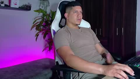 Snapshot of _robertobaggio chatting on 11/25/25, 01:11 Roberto online show from 11/25/25, 01:11