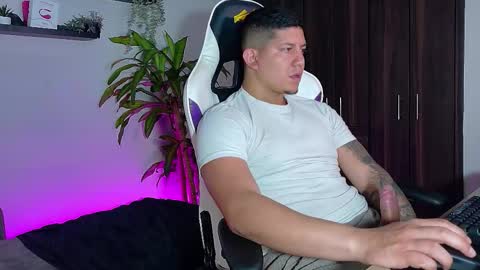 Snapshot of _robertobaggio chatting on 11/28/25, 03:58 Roberto online show from 11/28/25, 03:58