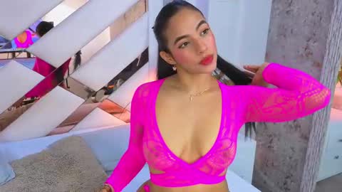 Snapshot of _saara_evans_ chatting on 09/18/25, 08:11 Sara online show from 09/18/25, 08:11