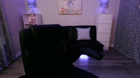 Snapshot of _samie_ chatting on 09/19/25, 01:56 Samantha online show from 09/19/25, 01:56