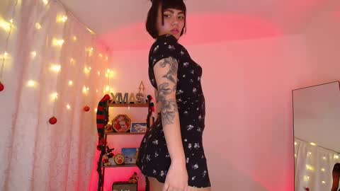 Snapshot of _sensualkitten_ chatting on 12/15/24, 09:03 Laura online show from 12/15/24, 09:03