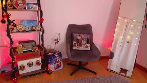 Snapshot of _sensualkitten_ chatting on 12/26/24, 02:33 Laura online show from 12/26/24, 02:33