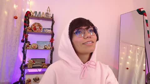 Snapshot of _sensualkitten_ chatting on 12/29/24, 04:38 Laura online show from 12/29/24, 04:38